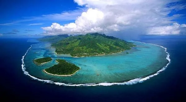 Vue aérienne de Wallis et Futuna, révélant ses plages immaculées et ses eaux cristallines, suggérant l’arrivée d’un déménagement depuis Bordeaux