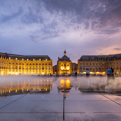 Place de la Bourse à Bordeaux, emblème du patrimoine architectural de la ville, au départ de Bordeaux pour un déménagement partout en France