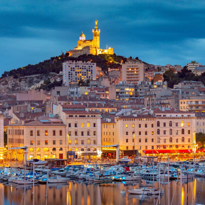 Vue du Vieux-Port de Marseille, avec ses bateaux et son ambiance méditerranéenne, rendant la ville séduisante pour un déménagement à Marseille.