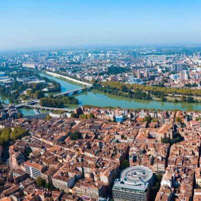 Vue aérienne de Toulouse, révélant l'étendue et la beauté de la ville rose, Déménager rapidement de Toulouse vers Bordeaux